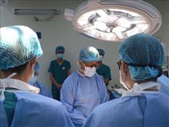 Các bác sĩ mặc niệm tiễn biệt nam sinh viên hiến tạng cứu 4 người