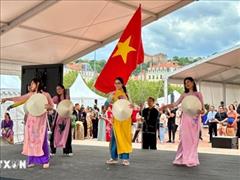 Áo dài và du lịch Việt Nam gây ấn tượng ở Ngày hội Lãnh sự Lyon 2024