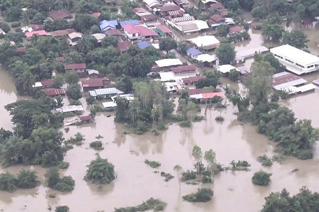 Nước ngập khiễn nhiều lạc mạc bị cô lập tại huyện Wanon Niwat, Sakon Nakhon. (Nguồn: Bangkokpost)